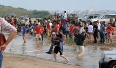 Xế hộp đua tài lội sông Hồng 